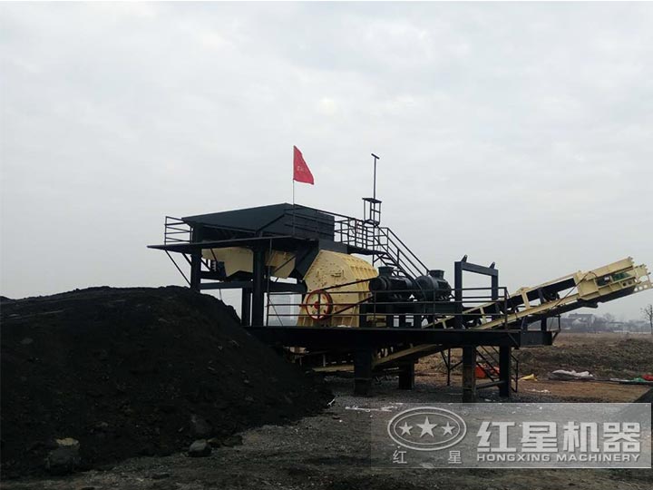 大型流動式錘式打砂機現(xiàn)場生產(chǎn)，有效生產(chǎn)