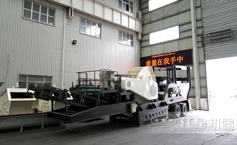 小型車(chē)式移動(dòng)石子粉碎機(jī)實(shí)拍圖