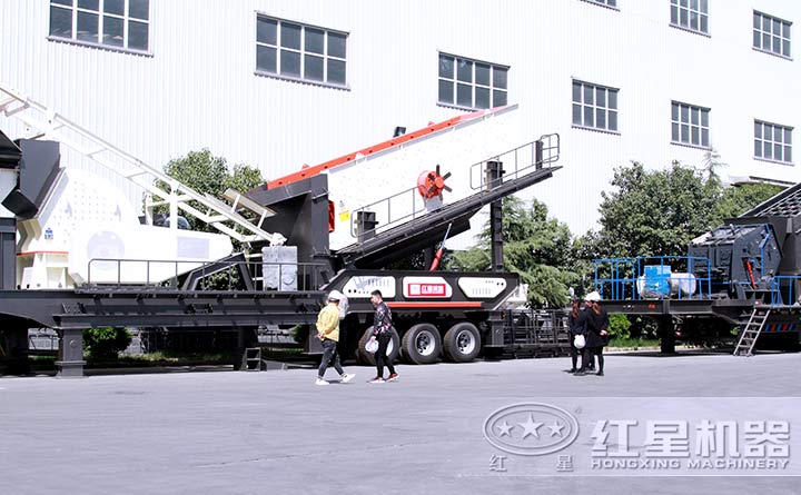 客戶考察紅星移動鵝卵石破碎機(jī)廠區(qū)