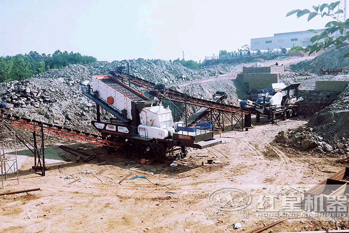移動(dòng)石子生產(chǎn)設(shè)備搭載反擊式破碎機(jī)、顎式破碎機(jī)