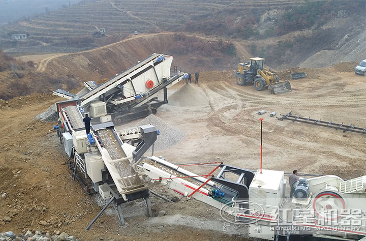 履帶移動破碎機處理混凝土石塊現(xiàn)場